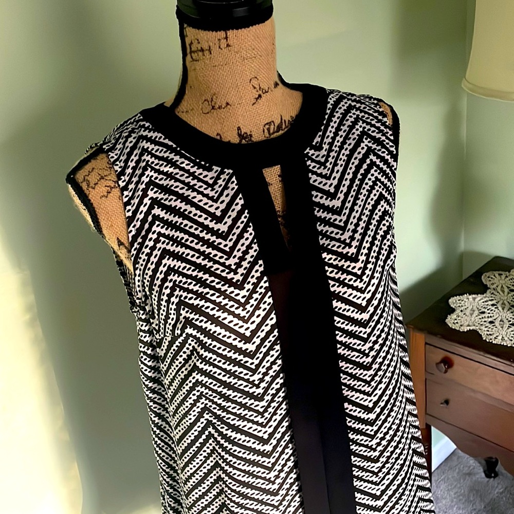 Vince Camuto Black and White Chevron Sleeveless Tunic Size Small